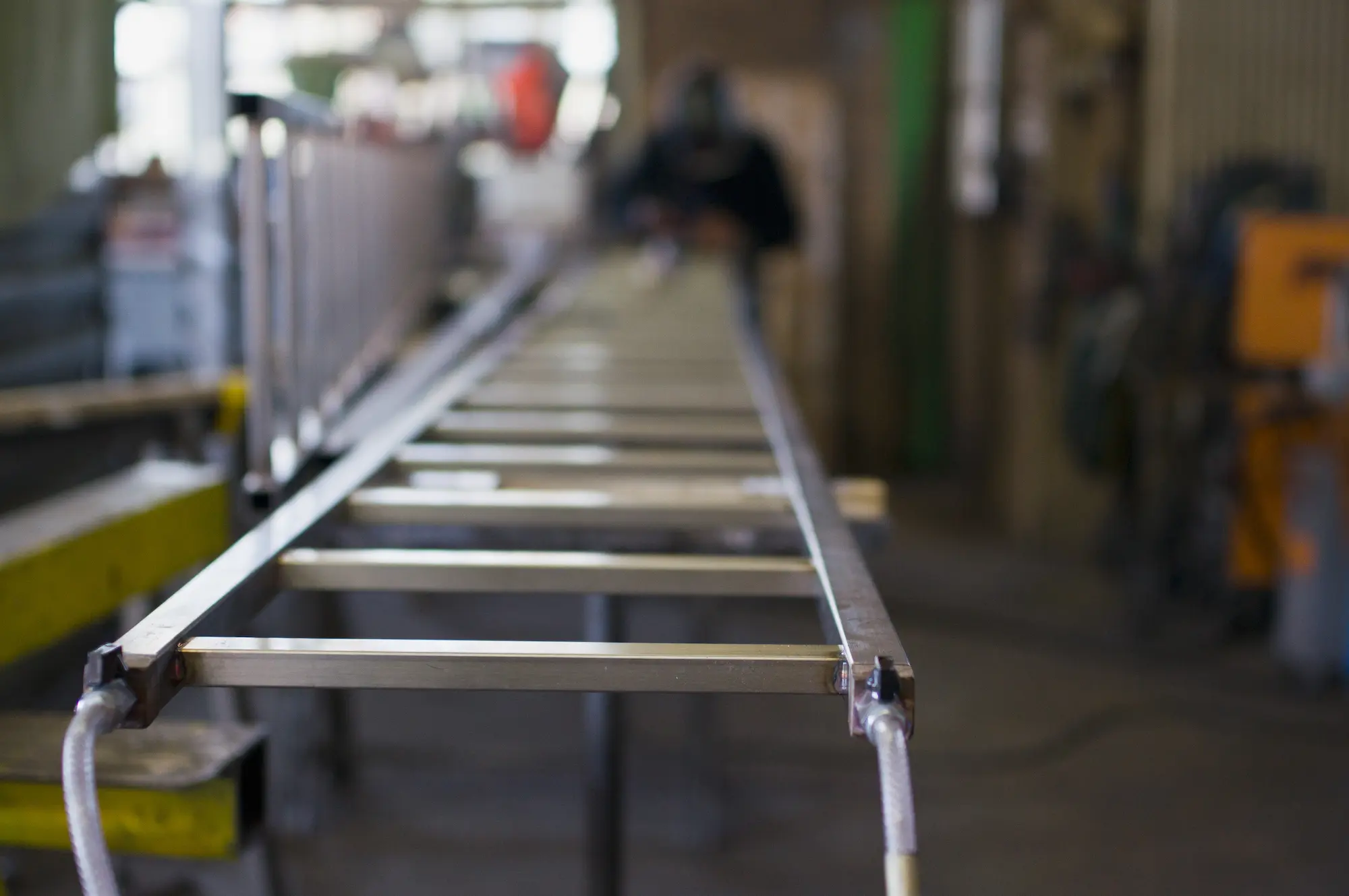 Schachtleiter aus Edelstahl in der Fertigung der Galli Metallbau AG
