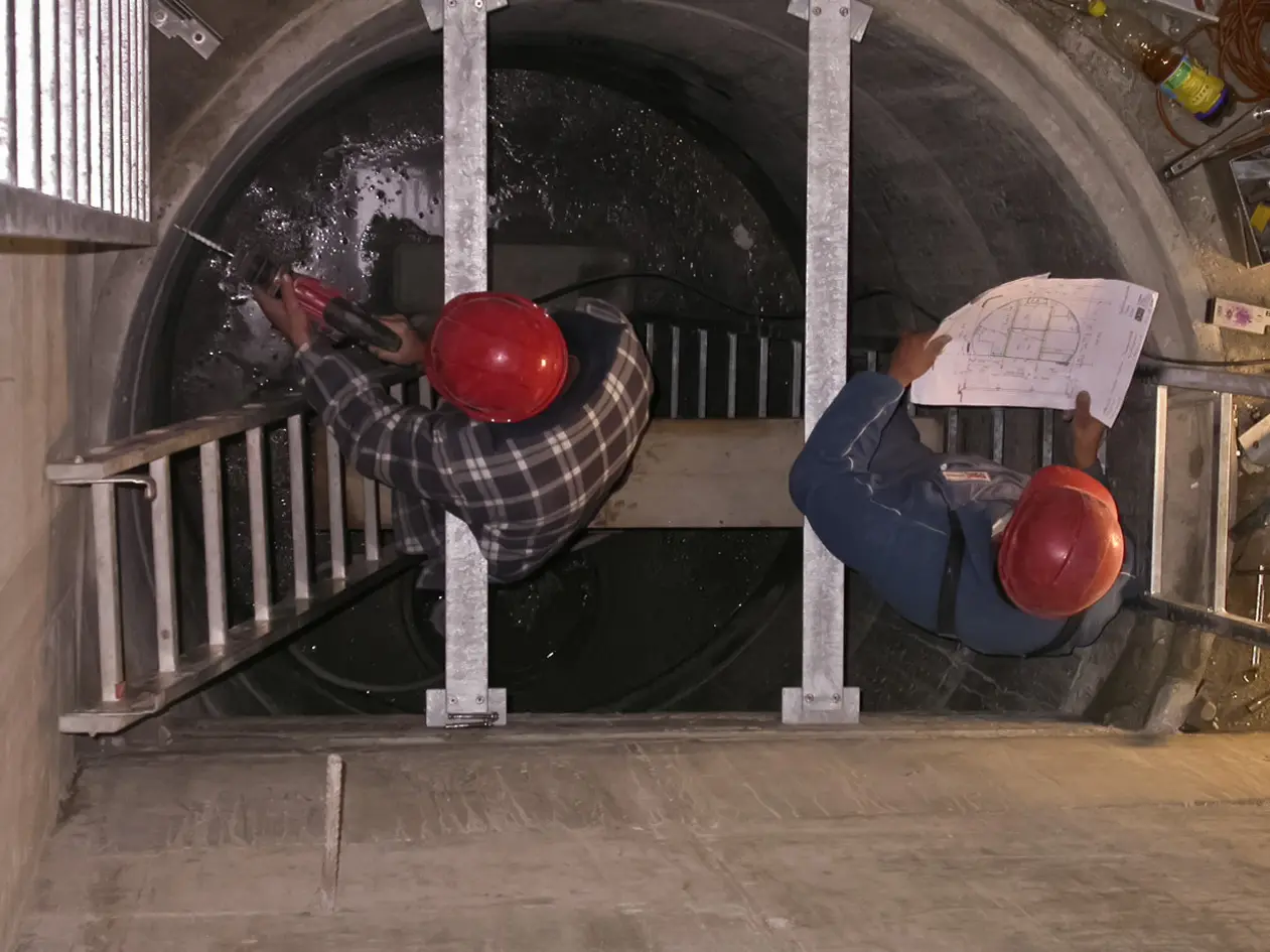 Montage einer Schachtleiter durch die Galli Metallbau AG