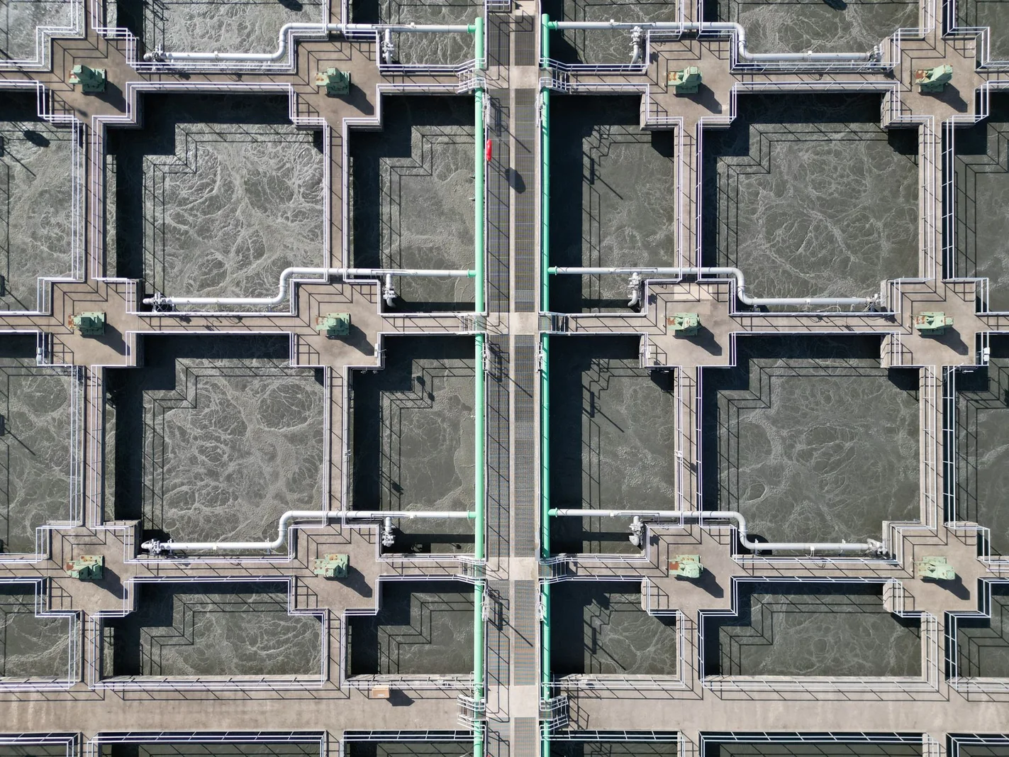 Drohnenaufnahme einer modernen Abwasserreinigungsanlage