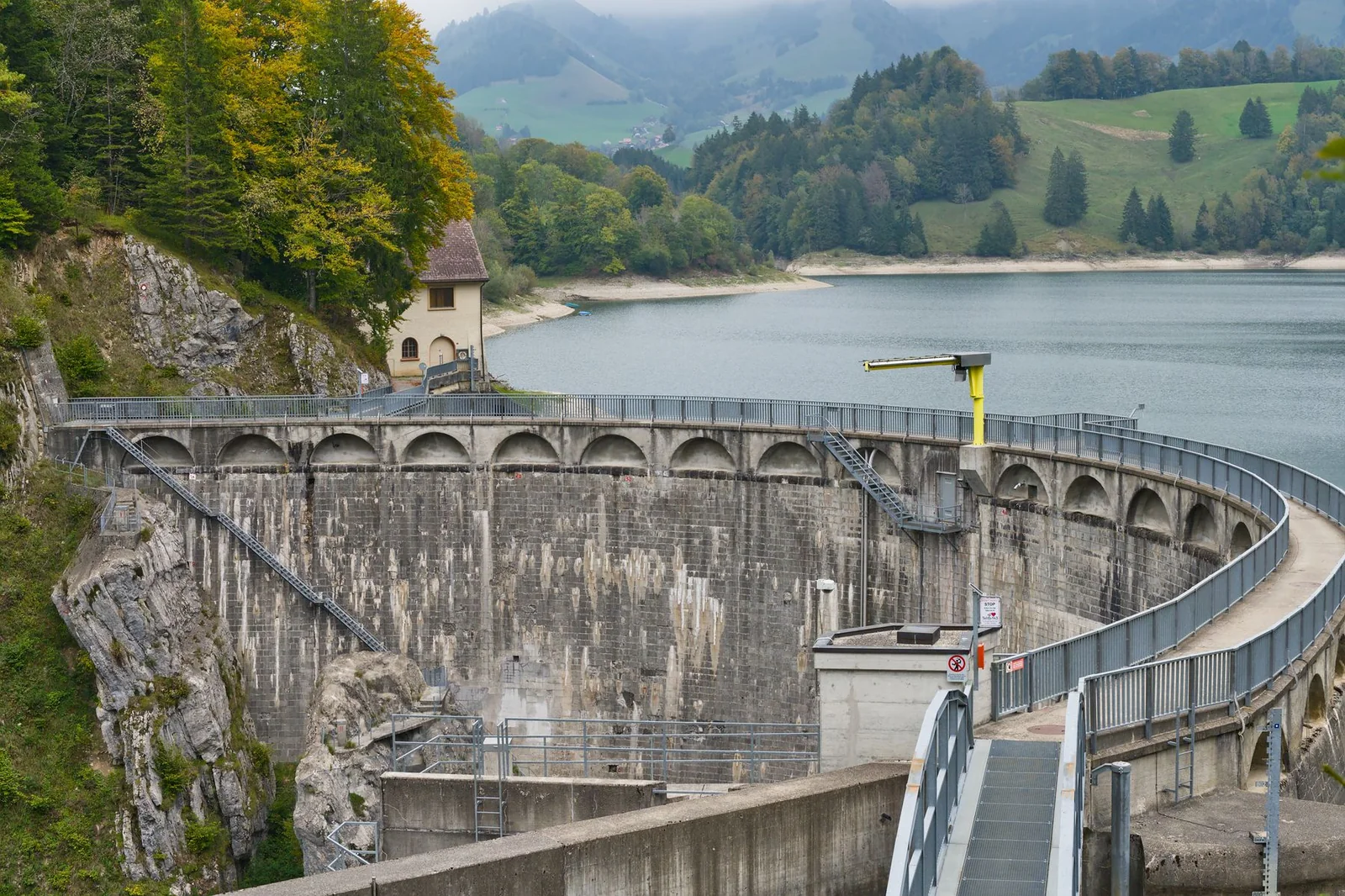 Schweizer Staumauer mit Wasserreservoir und alpiner Landschaft